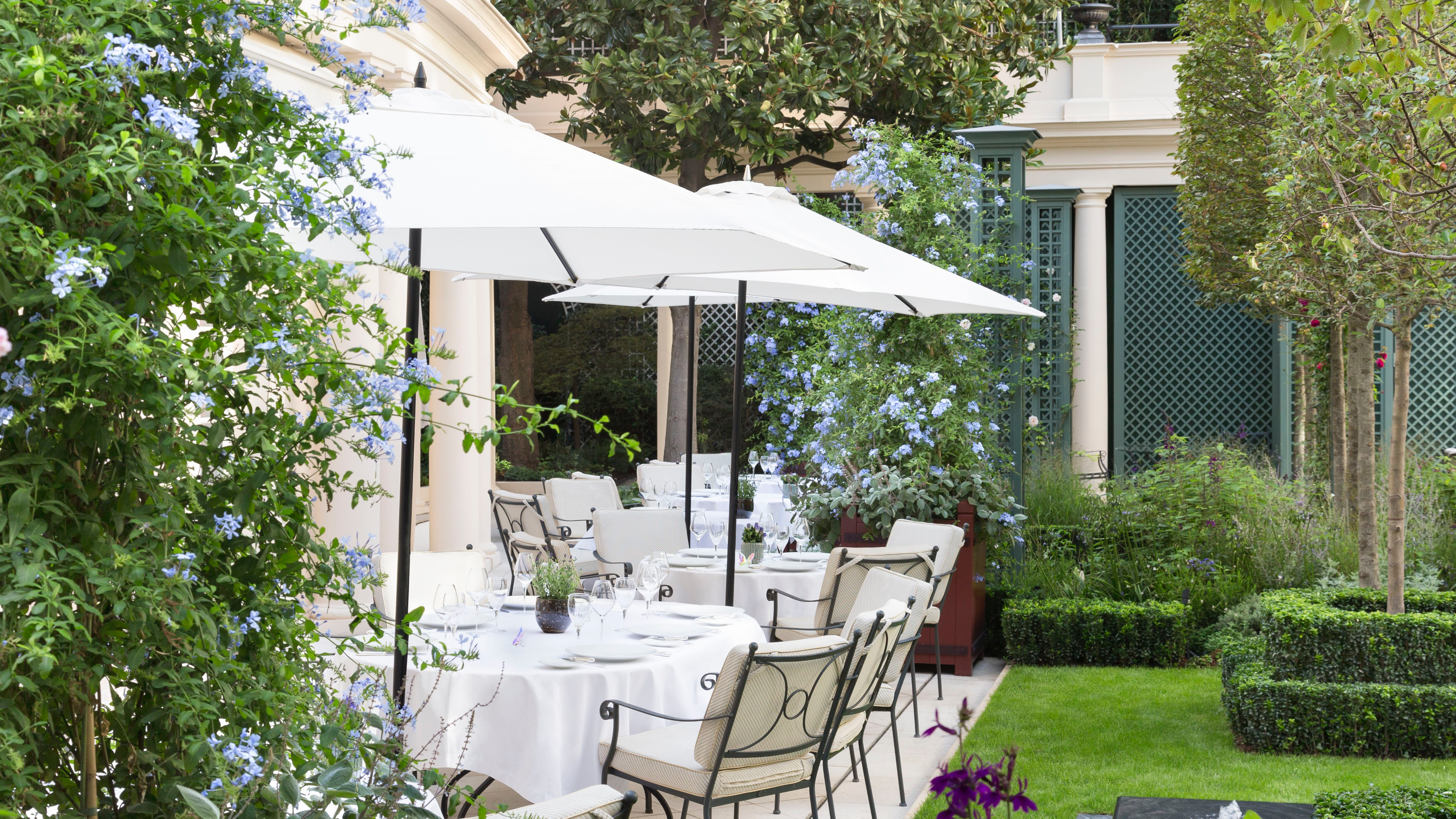 Outside resturant Epicure at le bristol paris