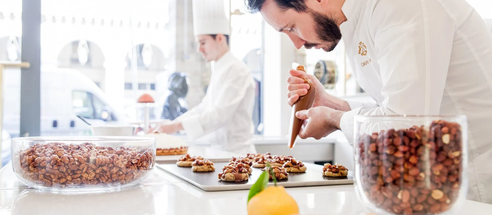 People working at La Pâtisserie du Meurice par Cédric Grolet