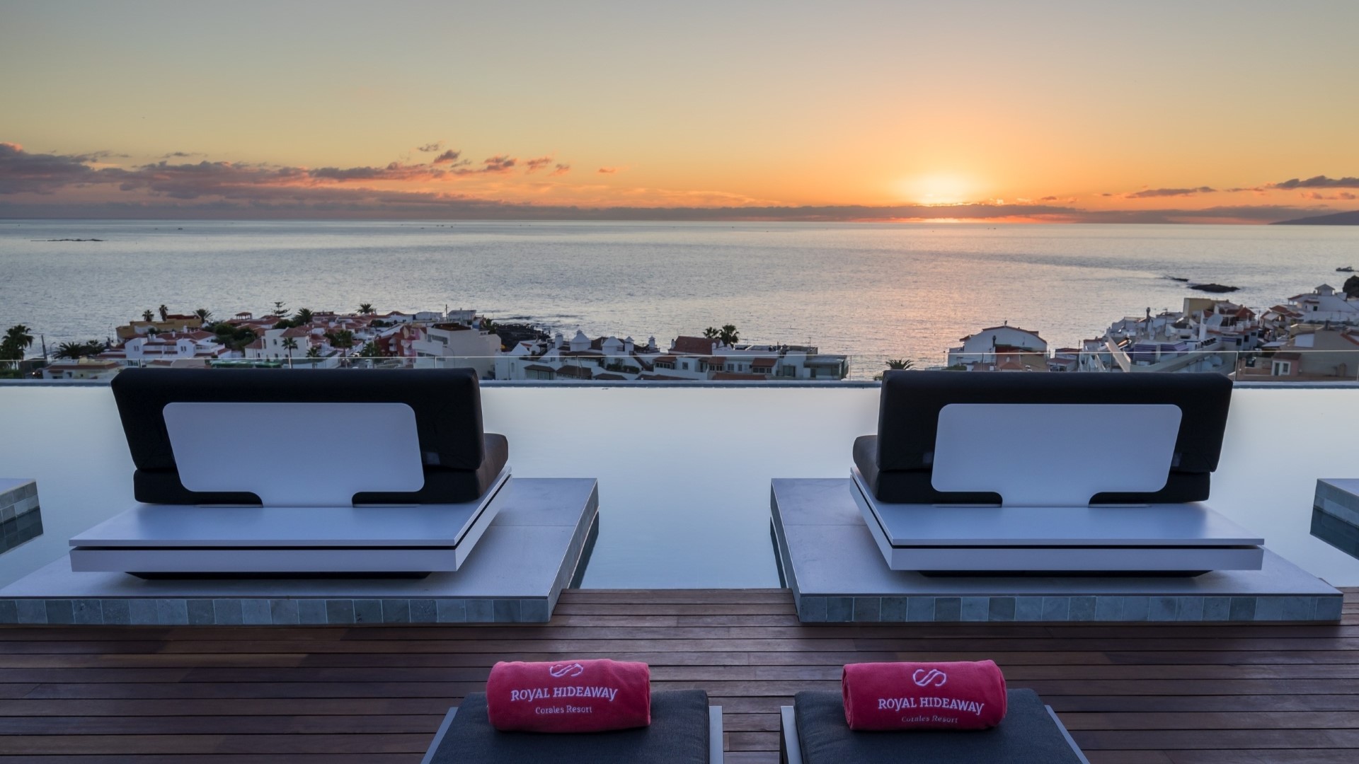 Infinity pool with amazing view of the ocean durning sunset in Royal Hideaway Corales Suites in Tenerife 