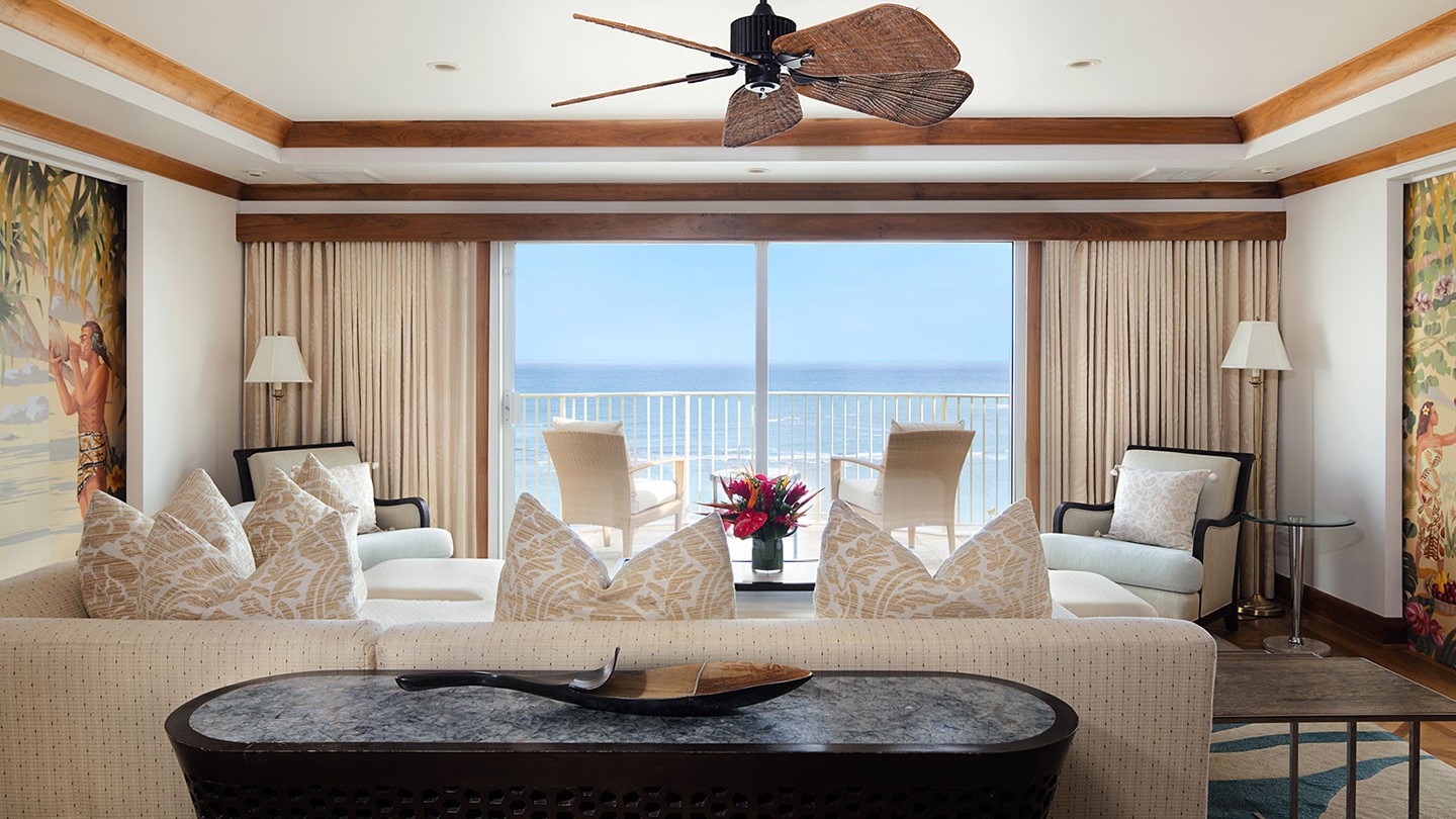 Living room with balcony at Kahala Hotel å Resort with white decor.
