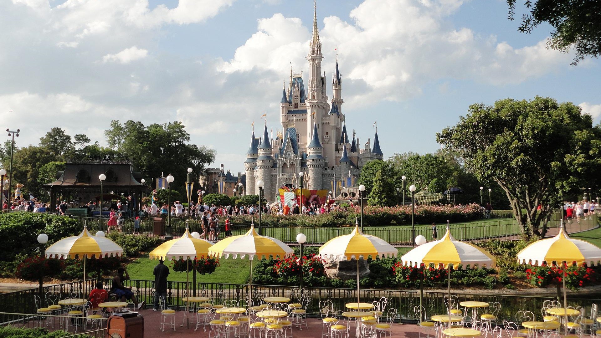 11 Best Disneyland Hotels in the World image