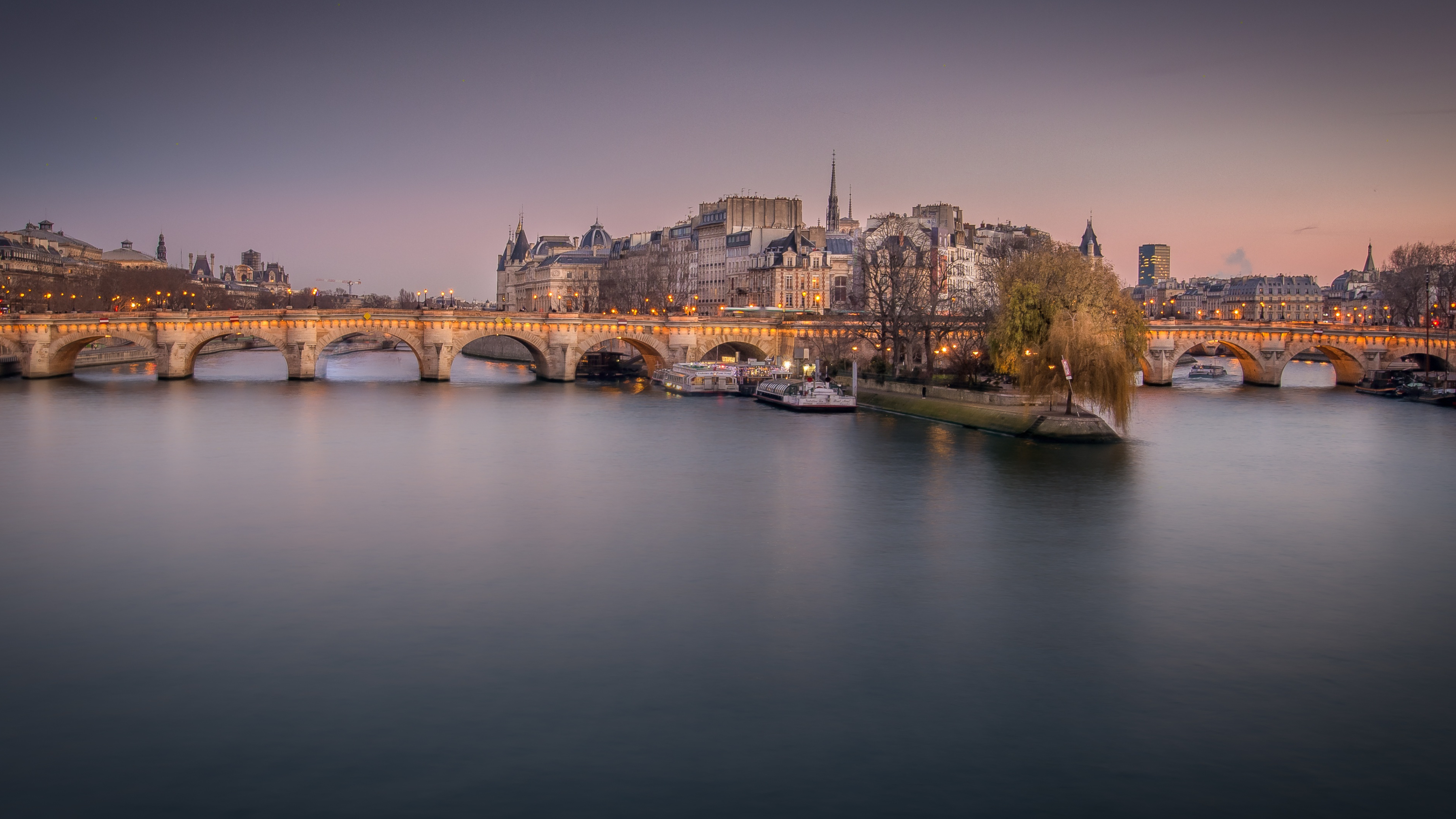 pont neuf bridge paris seen from  the river