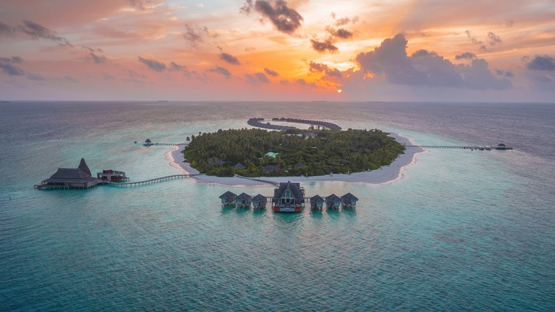 Anantara_Kihavah_Villas_Sunset_Aerial_P.jpg
