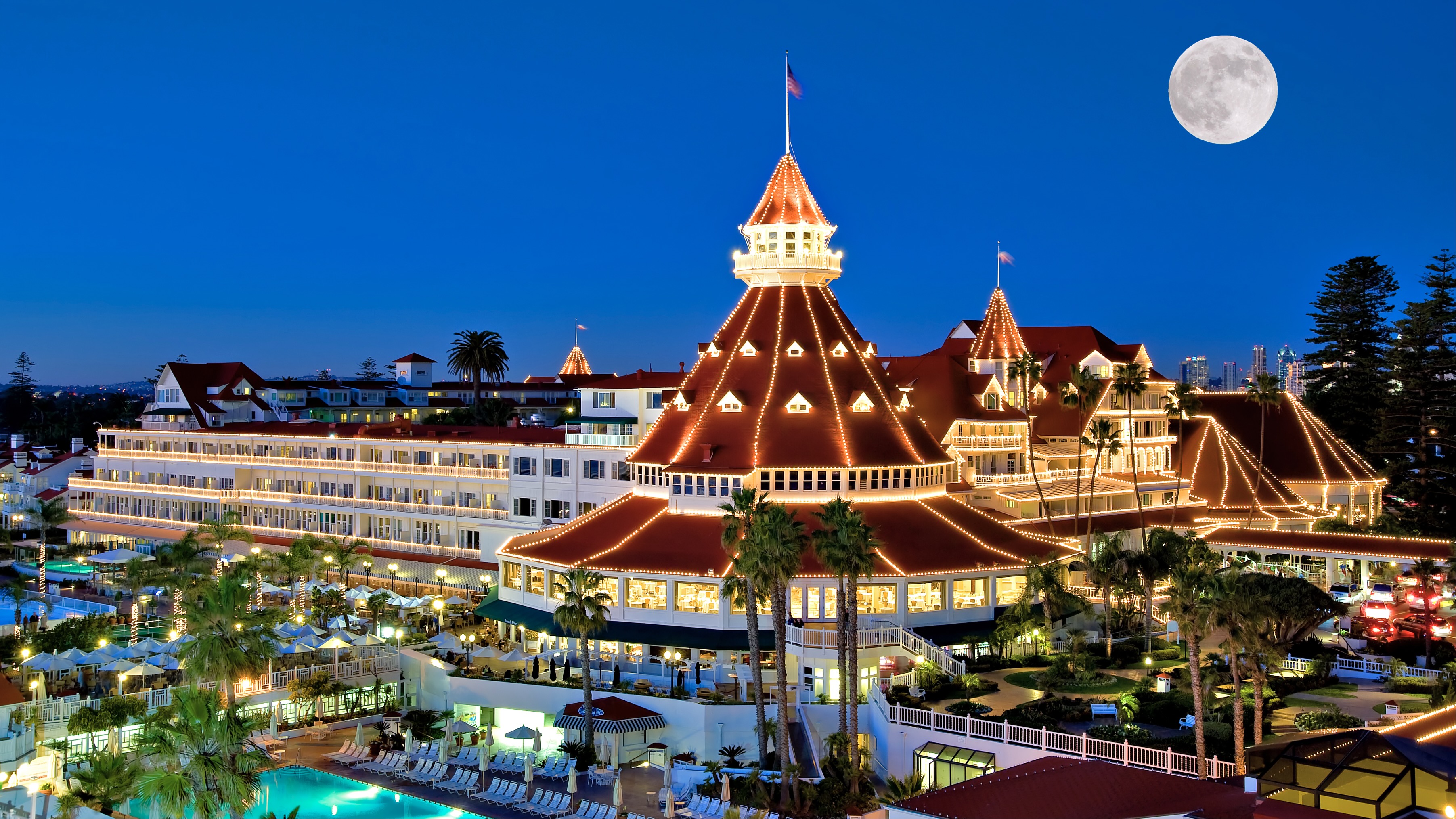 Hotel del Coronado from an outside perspective at the evening
