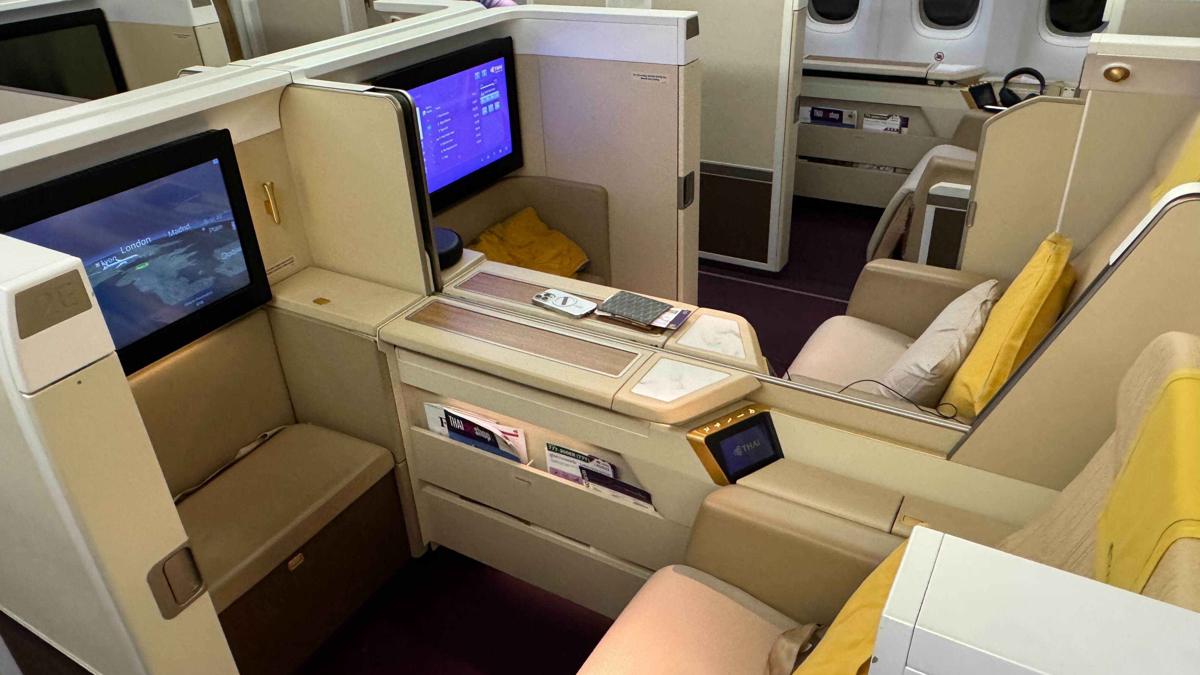 Airline review Cabin & Seat - Thai Airways - 0