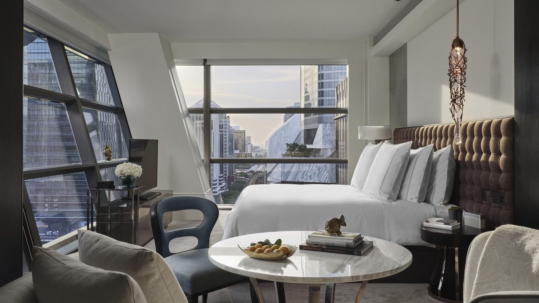 A bedroom at rosewood hotel bangkok 