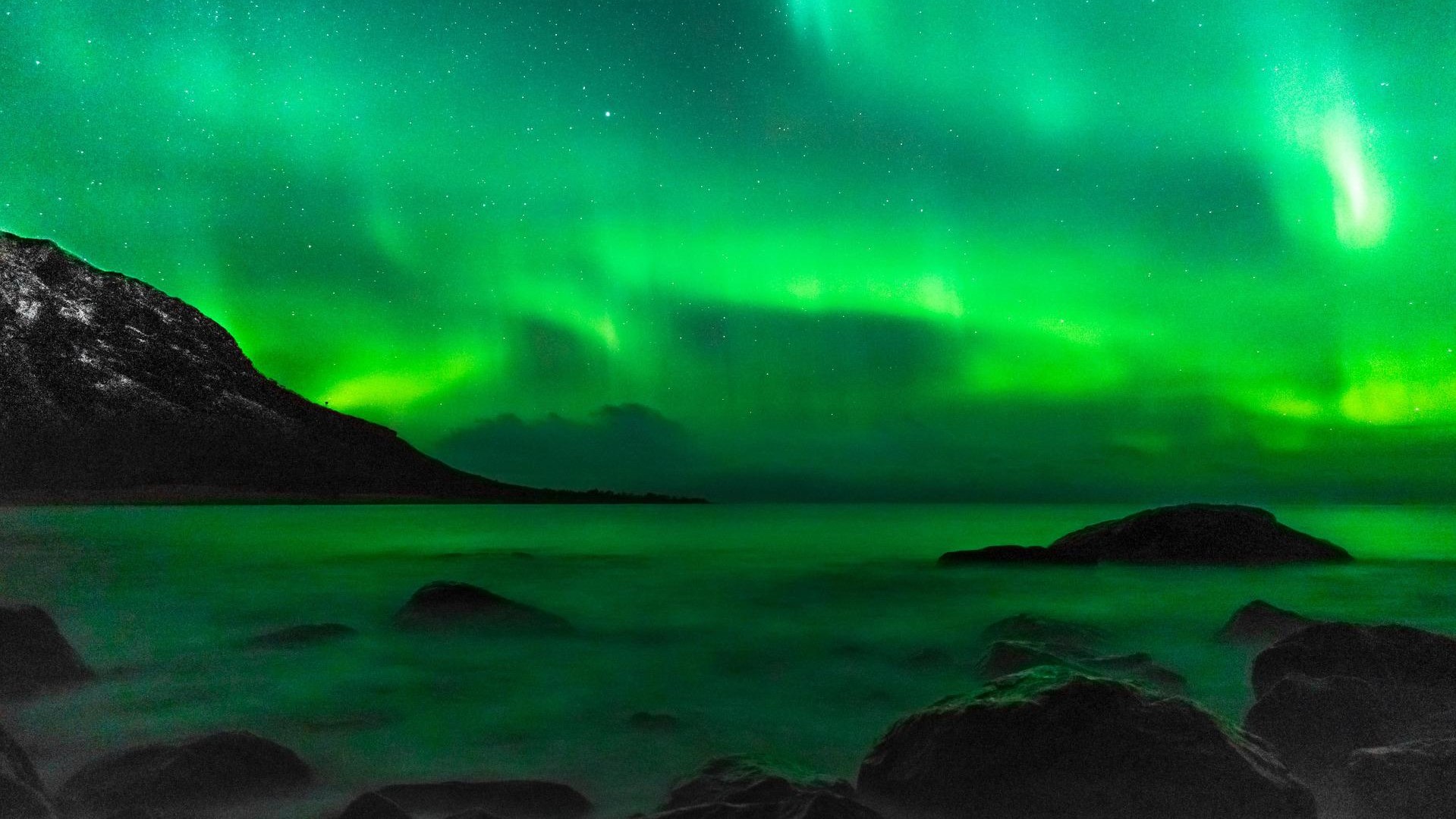 northern-lights-g21bc0212b_1920-1.jpg