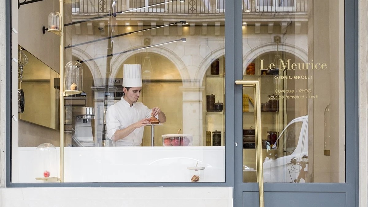 La Pâtisserie du Meurice par Cédric Grolet from an outside perspective with a man doing his job