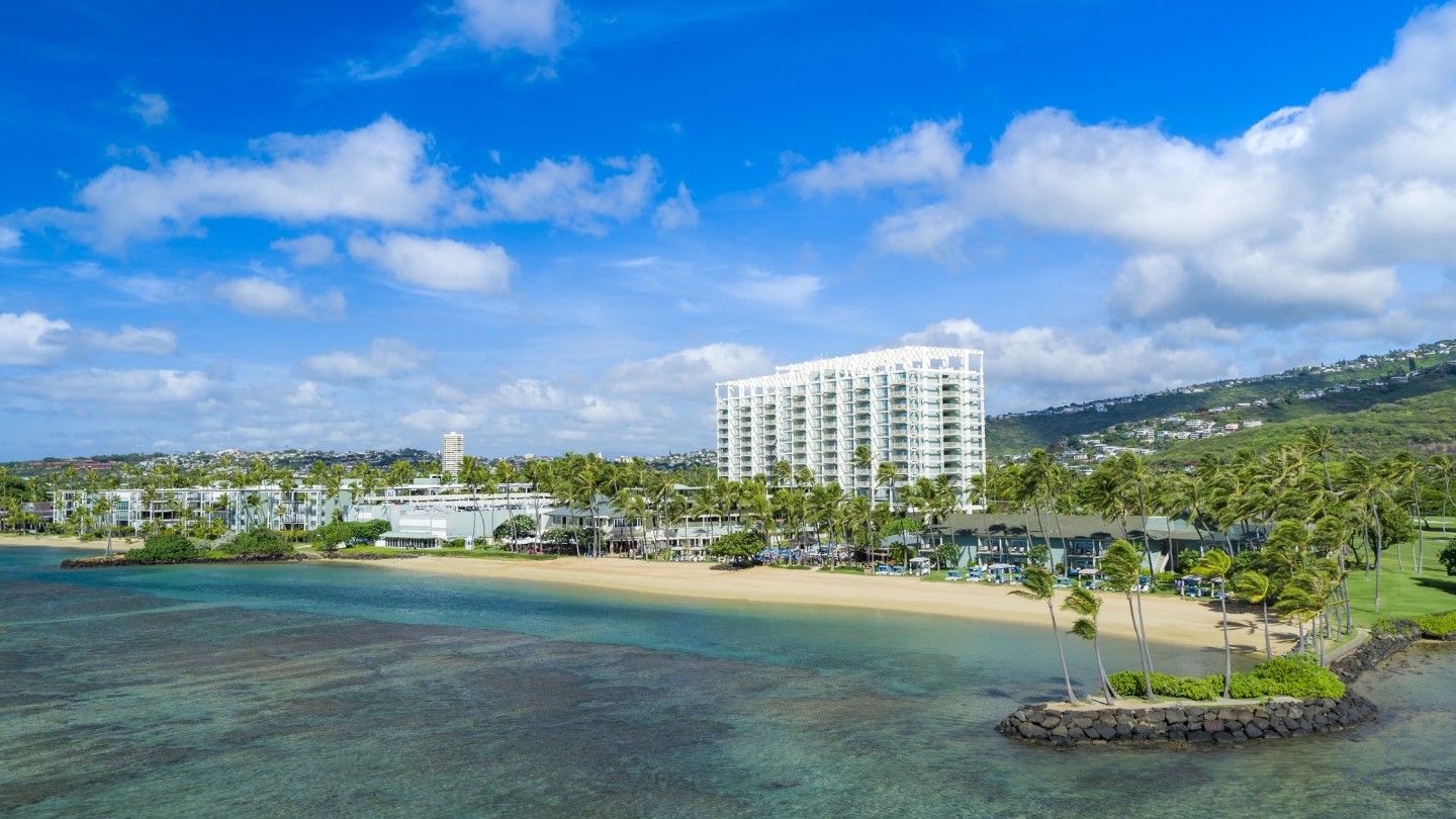 Full view of Kahala Hotel å Resort from the beach nearby.