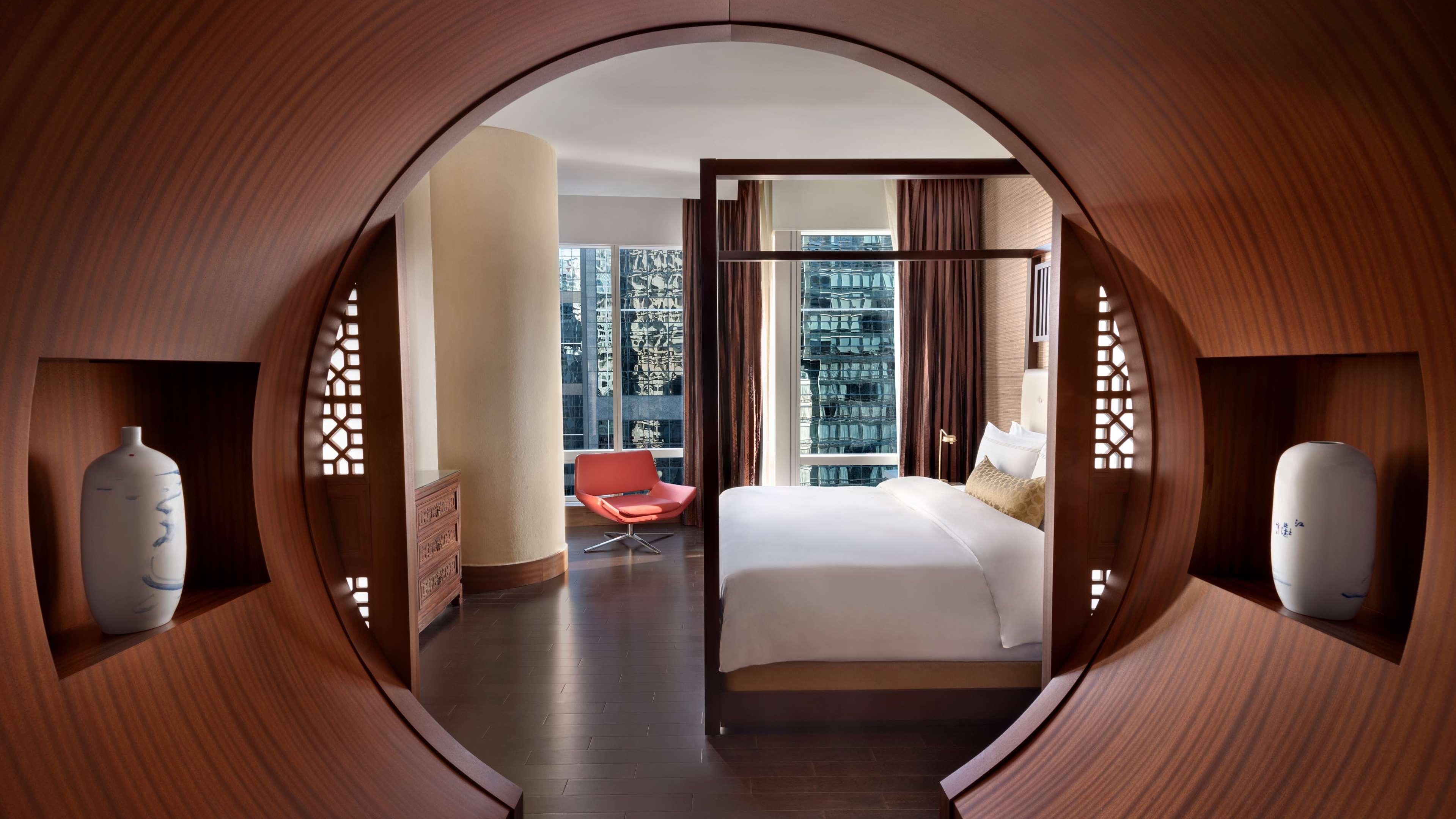 A hotel room at shangri-la toronto with a king size bed 