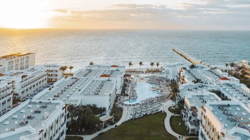 an overview of the hilton cancun with resort buildings and a swimming pool in the middle