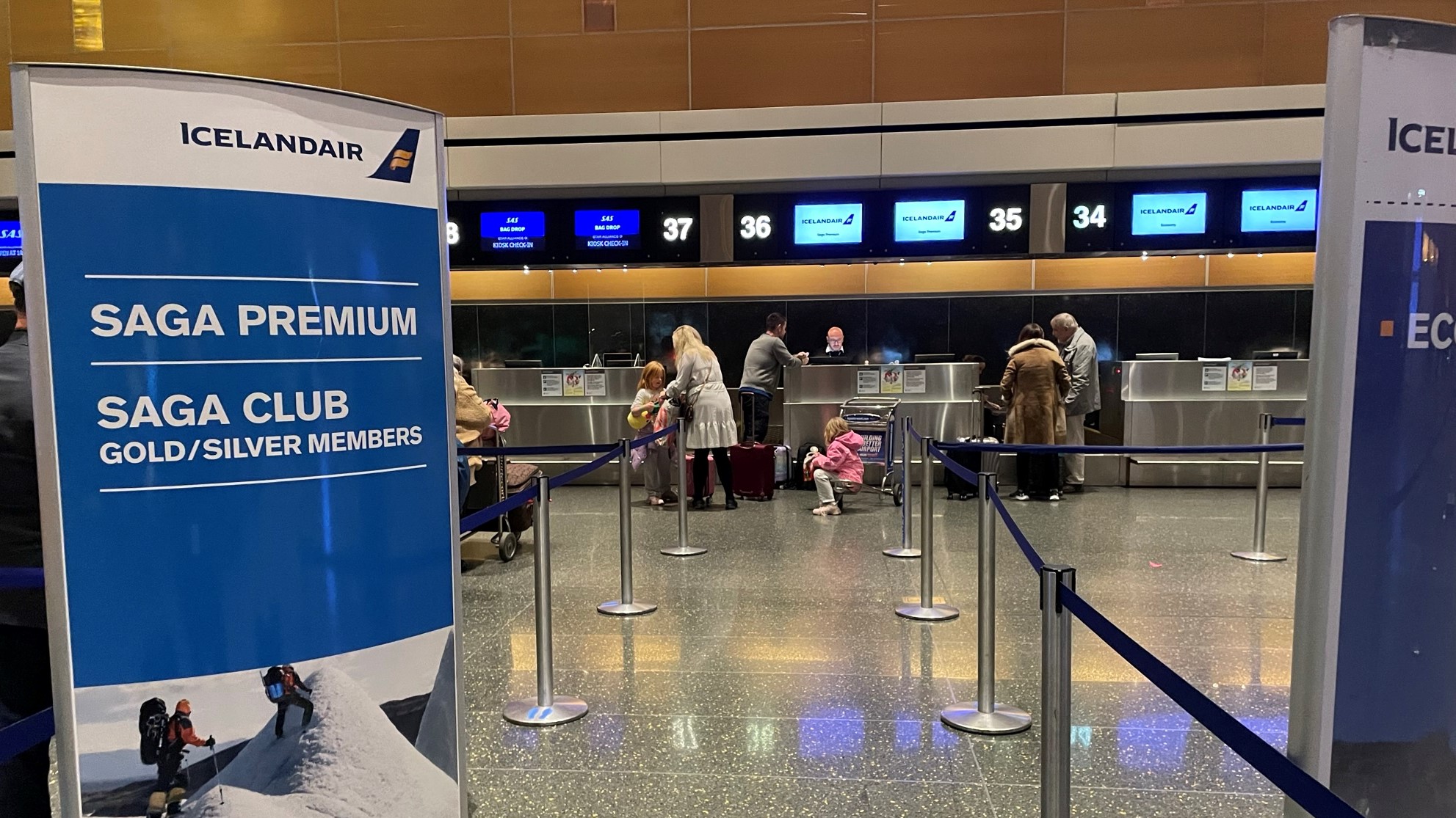 Airline review Airport experience - Icelandair - 1