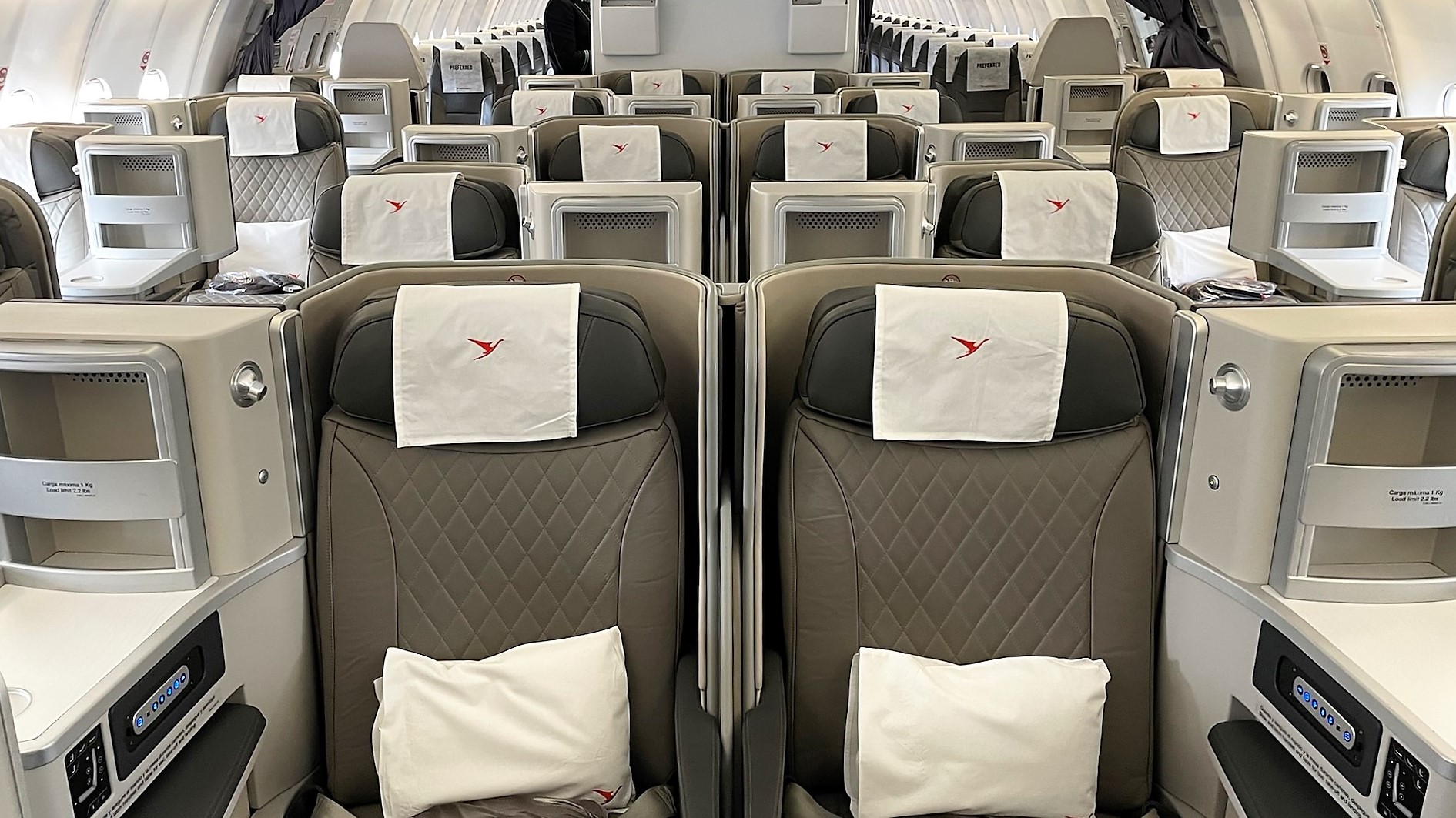 Airline review Cabin & Seat - Surinam Airways - 1