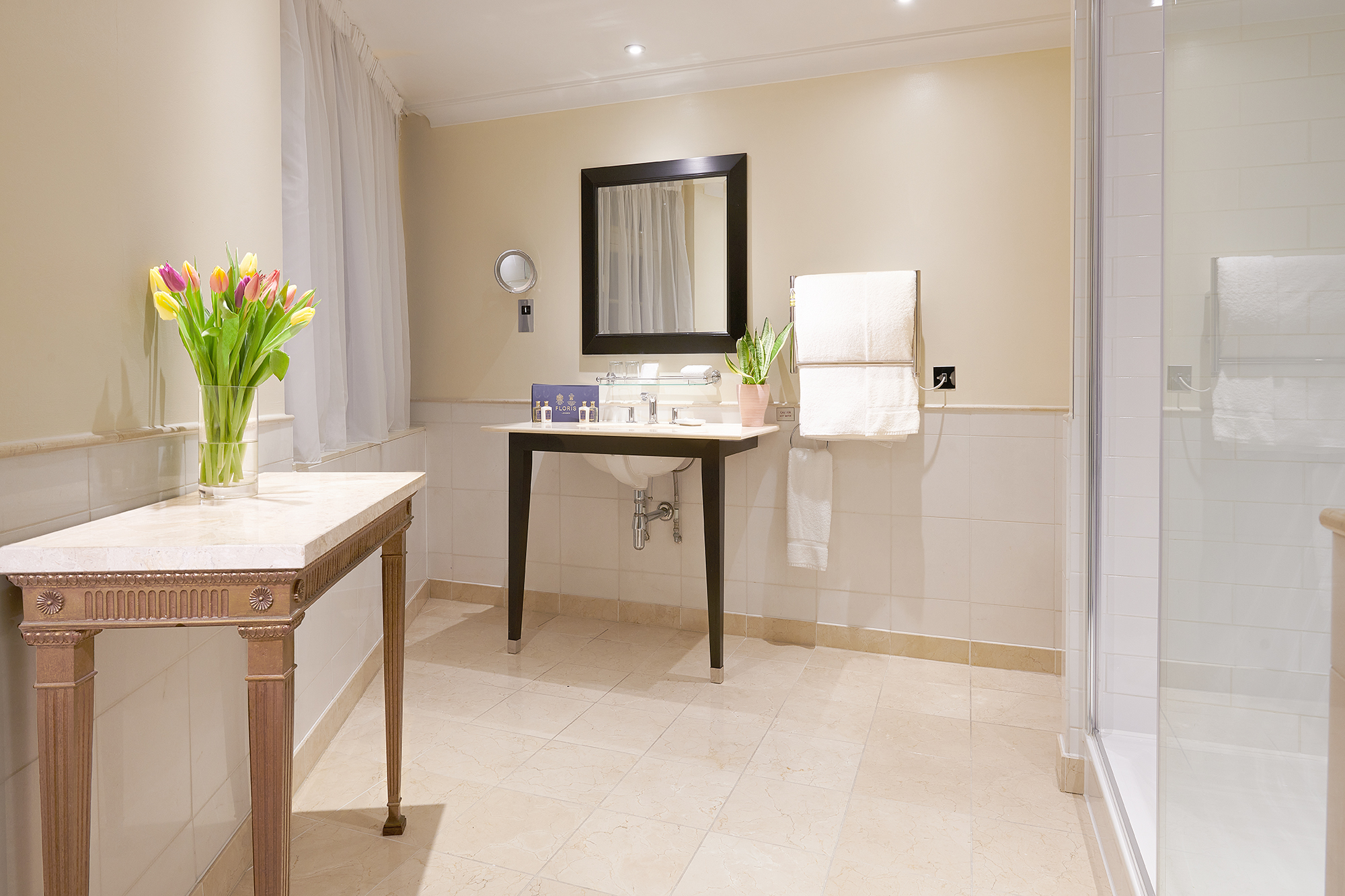 Hotels Articles - London celebrates the opening of The Dilly  